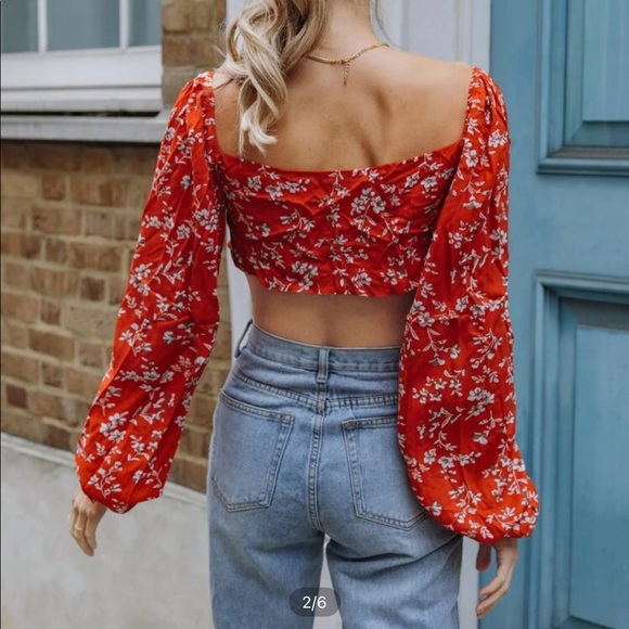 π€ 3/$15 Red Floral Print Knot Front Crop Top - Picture 3 of 6